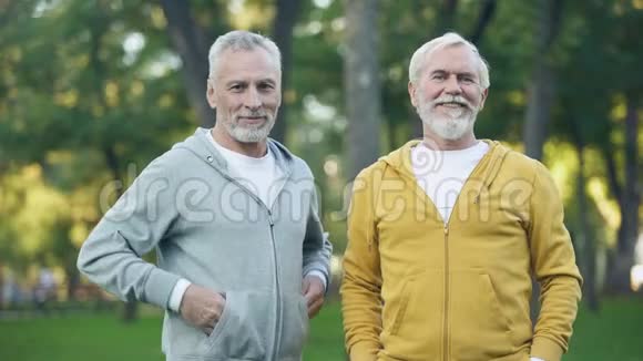 两位资深运动员在镜头前微笑积极的生活方式保健健康视频的预览图