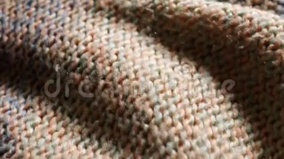 五颜六色的针织面料纹理一件针织毛衣4k的详细镜头视频的预览图