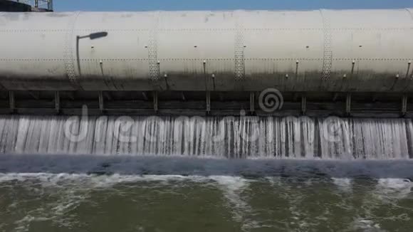 4K小水电站大坝水流视频的预览图