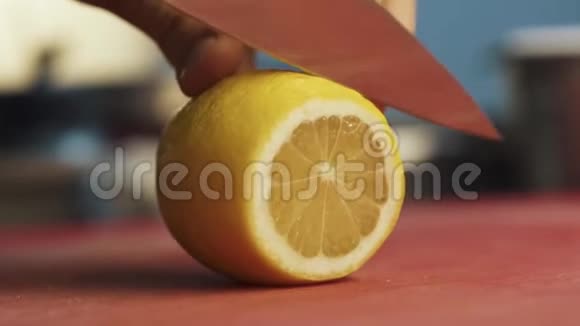 厨师用大厨师刀切柠檬现代餐厅的健康食品准备视频的预览图