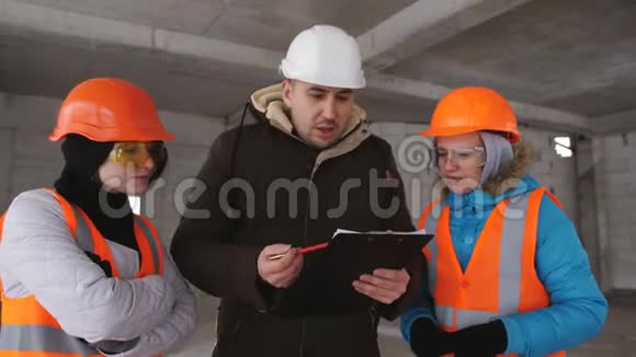 冬季施工现场的施工对象演示工程师讲了两个女人视频的预览图
