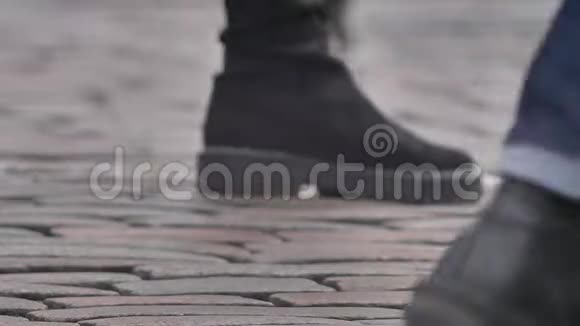 晚城铺路石路上行人双腿特写画像视频的预览图