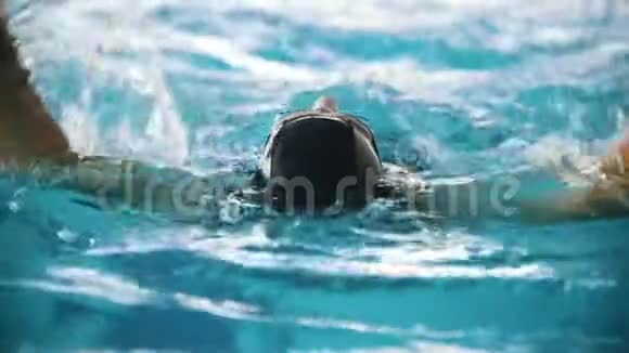 残疾人在游泳池里向镜头游去近距离射击慢动作视频的预览图