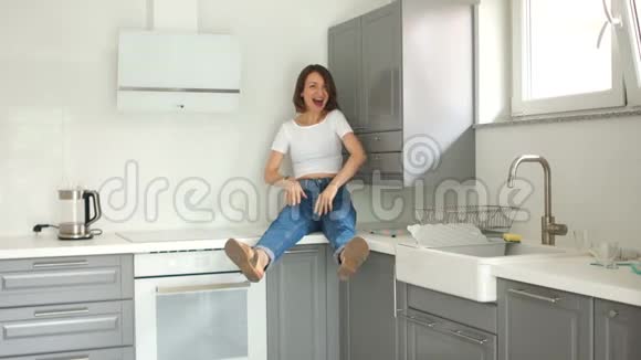 幸福的女人在她的新厨房修理后房地产和维修概念视频的预览图