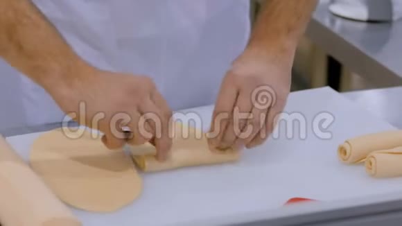 面包师准备面团在面包店烤心形面包视频的预览图