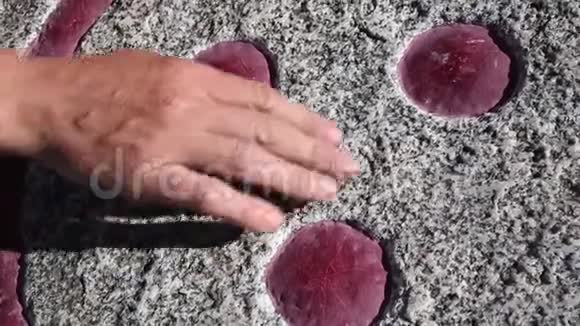 石头上的魔法符号视频的预览图