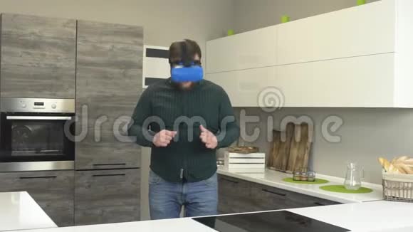 现代厨房里戴着虚拟现实眼镜的白种人长胡子的胖子动作迟缓视频的预览图