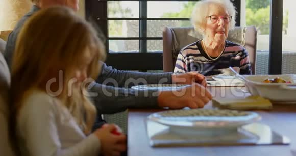 女人在家的餐桌上切面包视频的预览图