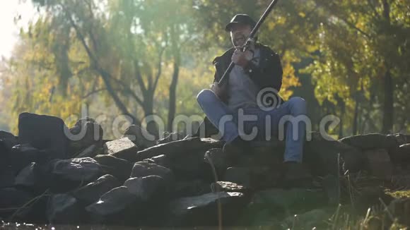 放松的渔夫享受钓鱼和大自然的替罪羊从忙碌的生活中休息视频的预览图