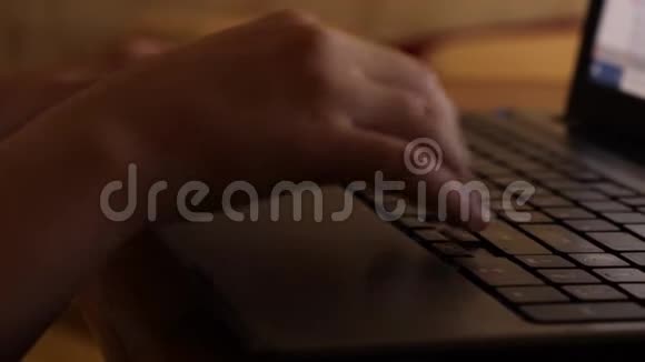 孩子正在笔记本电脑键盘上打字现代学习得益于笔记本电脑的技术特写视频的预览图