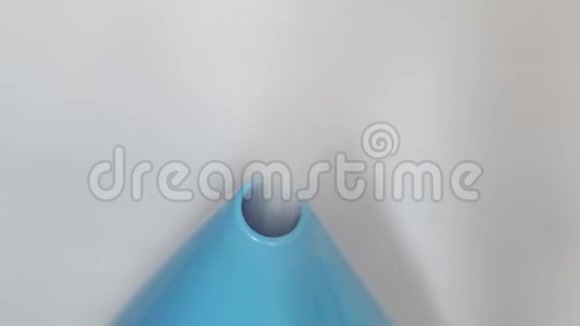 超声波加湿器在白色背景上扩散蒸汽视频的预览图