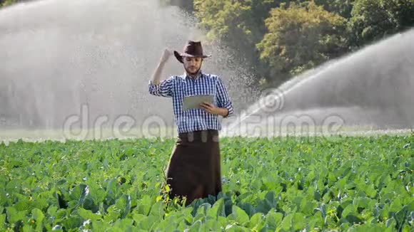 使用数字平板电脑的农民在监视他的种植园时表示是视频的预览图