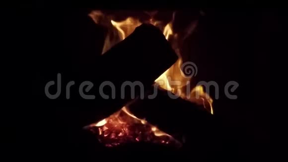 壁炉上燃烧的木头视频的预览图