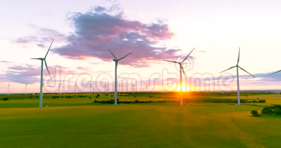 日落时的风养殖场颜色美丽风力发电行业生产绿色可再生能源视频的预览图