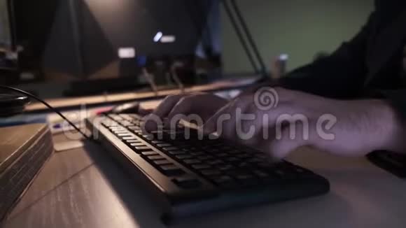 键盘上黑客打字的特写库存录像程序员在计算机键盘上快速键入代码或文本在视频的预览图