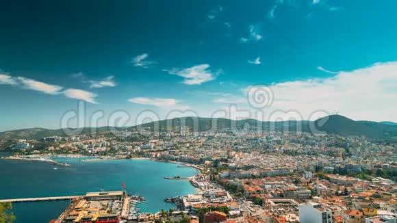 库萨达西艾丁省土耳其阳光明媚的夏日海滨和库萨达西城市景观库萨达斯天际线风景视频的预览图