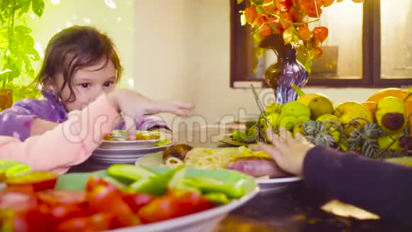 两个淘气的女孩坐在桌子旁吃汤视频的预览图