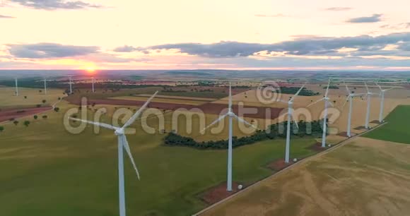 风力发电行业风力涡轮机集团产生可再生电力空中景观视频的预览图