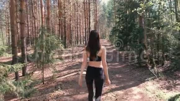 穿运动服的女人要去公园在慢跑之前热身后景慢动作视频的预览图