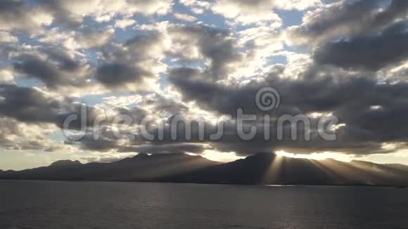 在瓜德罗普岛的山脉上日落时有很多光线视频的预览图