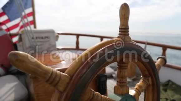 帆船出海木甲板方向盘视频的预览图
