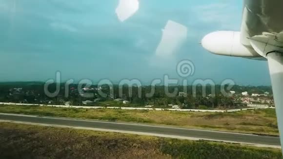 从乘客座位上观看热带岛屿一架私人喷气式飞机飞越云层海洋和热带岛屿旅行视频的预览图