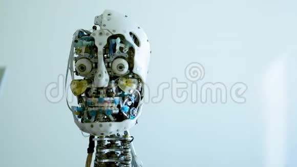 未来派人形女性机器人闲置未来的概念人形机器人机器人的头机器人视频的预览图