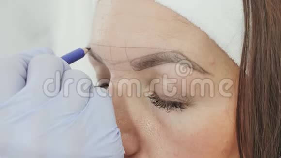 女孩美容师用铅笔标出了未来眉毛的纹身视频的预览图