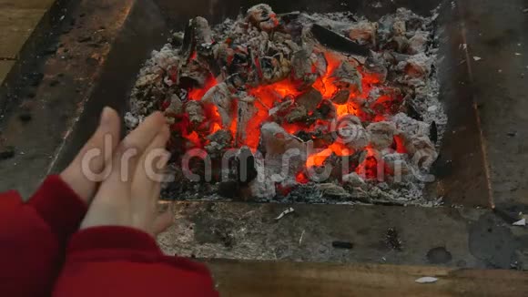 在燃烧着的煤堆里特写双手热身视频的预览图