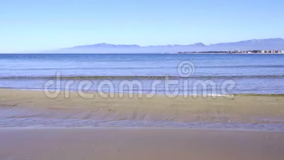 沙滩上柔和的蓝色海浪视频的预览图