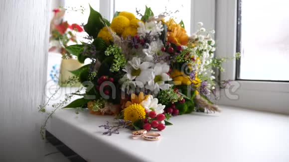 清晨美丽的新娘婚礼花束躺在窗台上浪漫的花朵作为礼物花卉学视频的预览图
