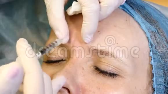 现代美容诊所年轻女子面部注射到无毛皱眉线面部皮肤提升注射4k视频的预览图