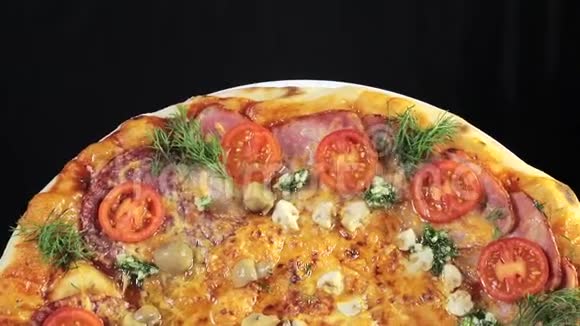 美味的新鲜出炉的意大利披萨特写正在旋转的平台上旋转视频的预览图