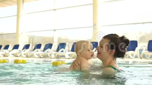 快乐妈妈把孩子扔到游泳池里儿童发展母亲节视频的预览图