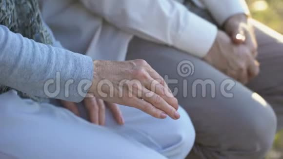 老女人支持和拥抱她生病的哭泣的丈夫坏消息绝望视频的预览图