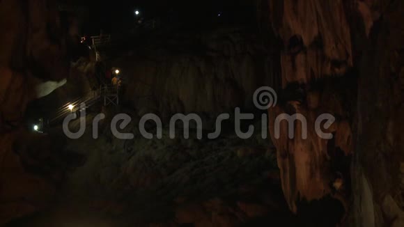 吉隆坡瓜丹布鲁洞穴内的暗隧道视频的预览图