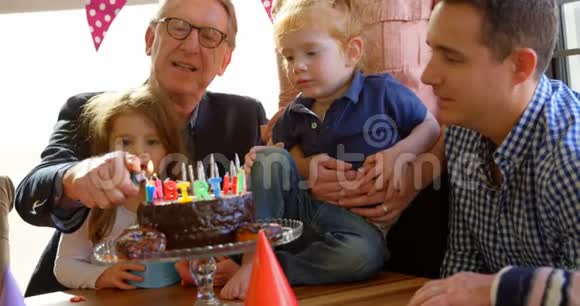 祖父在生日蛋糕上点蜡烛视频的预览图