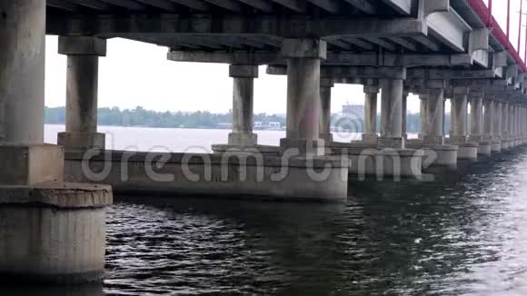 河上桥梁的混凝土支撑从桥下看视频的预览图