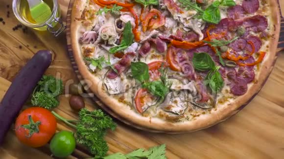 食物成分木制桌子背景上的意大利披萨和新鲜蔬菜意大利传统美食顶部视图视频的预览图