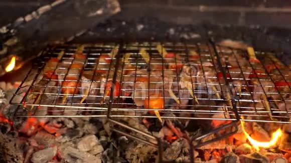 牛肉舌串加烤番茄美丽的火焰视频的预览图