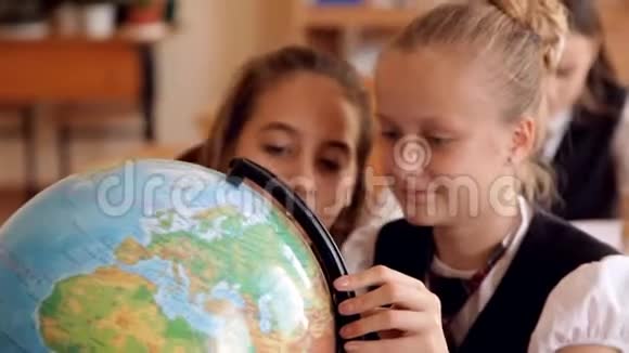 穿制服的儿童上地理课视频的预览图
