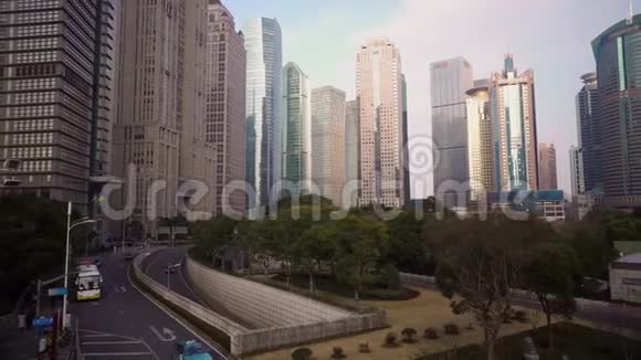 浦东地区有树木和道路被摩天大楼包围的公园中国上海视频的预览图