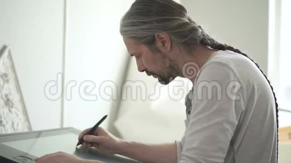 资深男性数码艺术家长灰色头发的肖像视频的预览图
