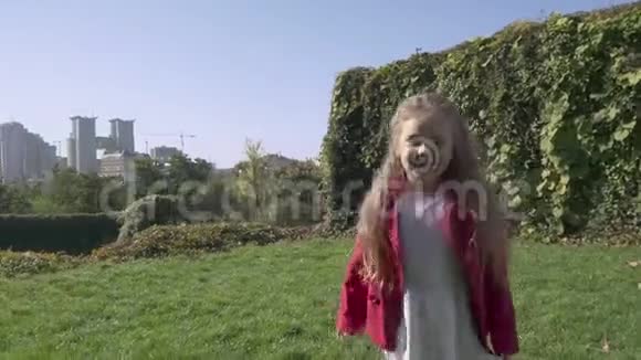 小金发女孩正在公园里跳视频的预览图