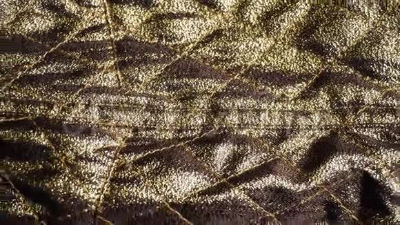 旋转拍摄的一种金色纺织物闪亮时尚布合成纤维视频的预览图