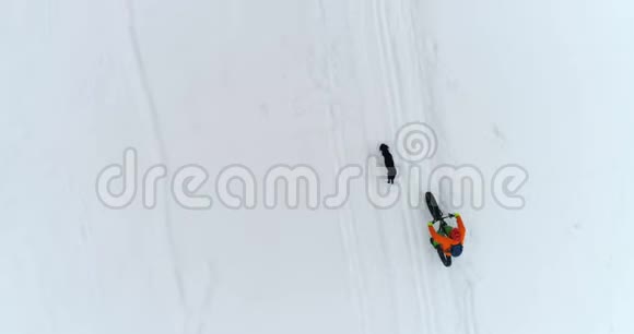 男子与狗骑自行车雪区4k视频的预览图