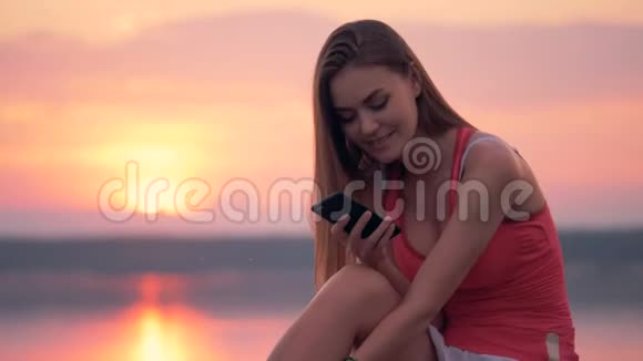 一群蚊子坐在她手机旁的女人4K视频的预览图