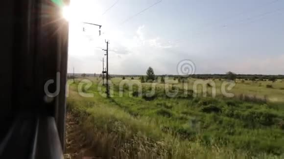 通过夏季移动郊区列车的窗口观看的录像视频的预览图