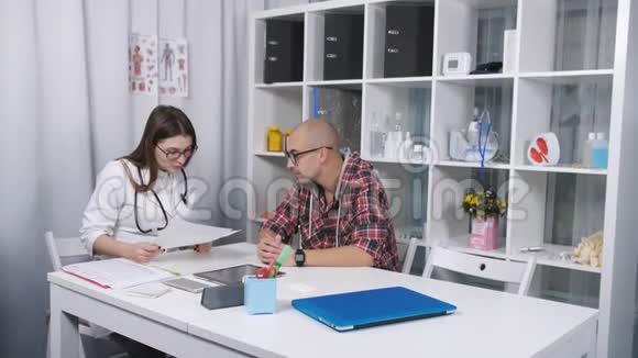 一个人来看医生医生与他办公室的病人沟通视频的预览图