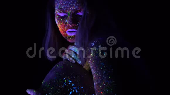 令人惊叹的美丽时尚女性肖像与紫色头发在霓虹灯紫外光有荧光创意的模特女郎视频的预览图
